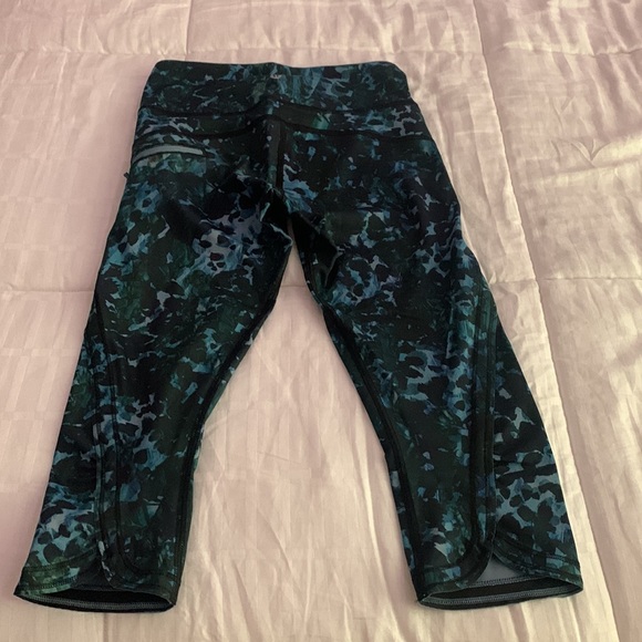 Lululemon Run: Top Speed Crop Full-On Luxtreme
Floral Backdrop Blue Denim Multi - Picture 8 of 14